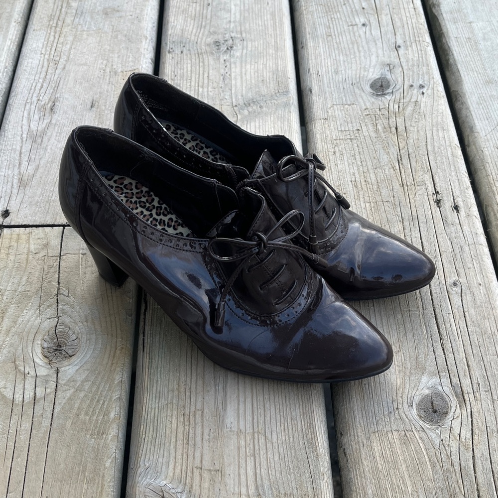 Patent Vegan Leather Lace-Up Heeled Oxfords in Dark Brown Size 8